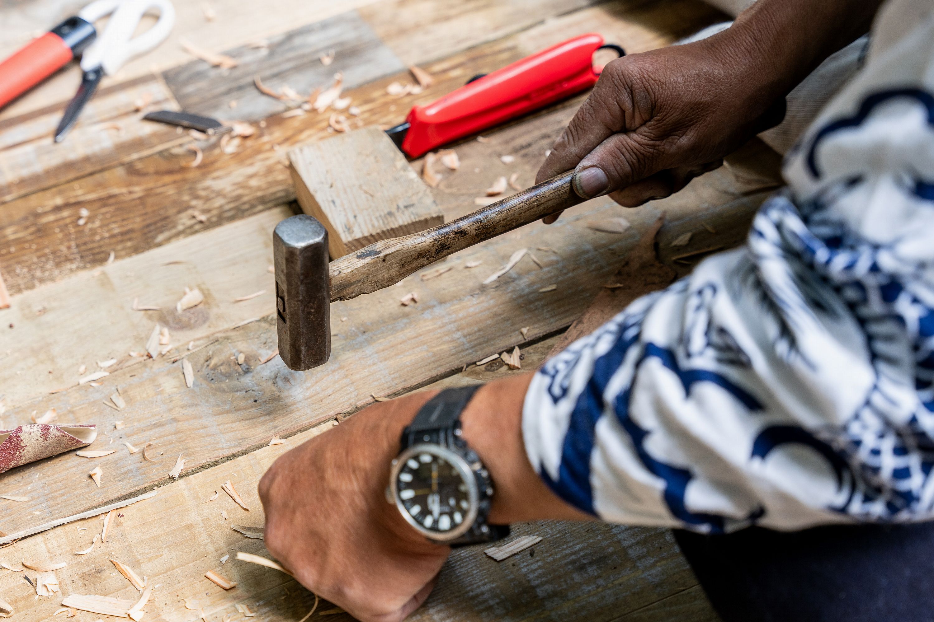 Genno Hammer in action with a Japanese carpenter